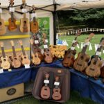 ウクレレ移動販売＆ワークショップ「イコレレ」のブースと展示されたウクレレ（高遠ジャズ＆ブルースフェスティバル2026）