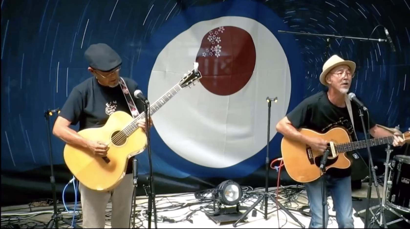 高遠ジャズ&ブルースフェスティバルで演奏する黄昏ブラザーズ。山田守人と池野礁によるアコースティックギターデュオ