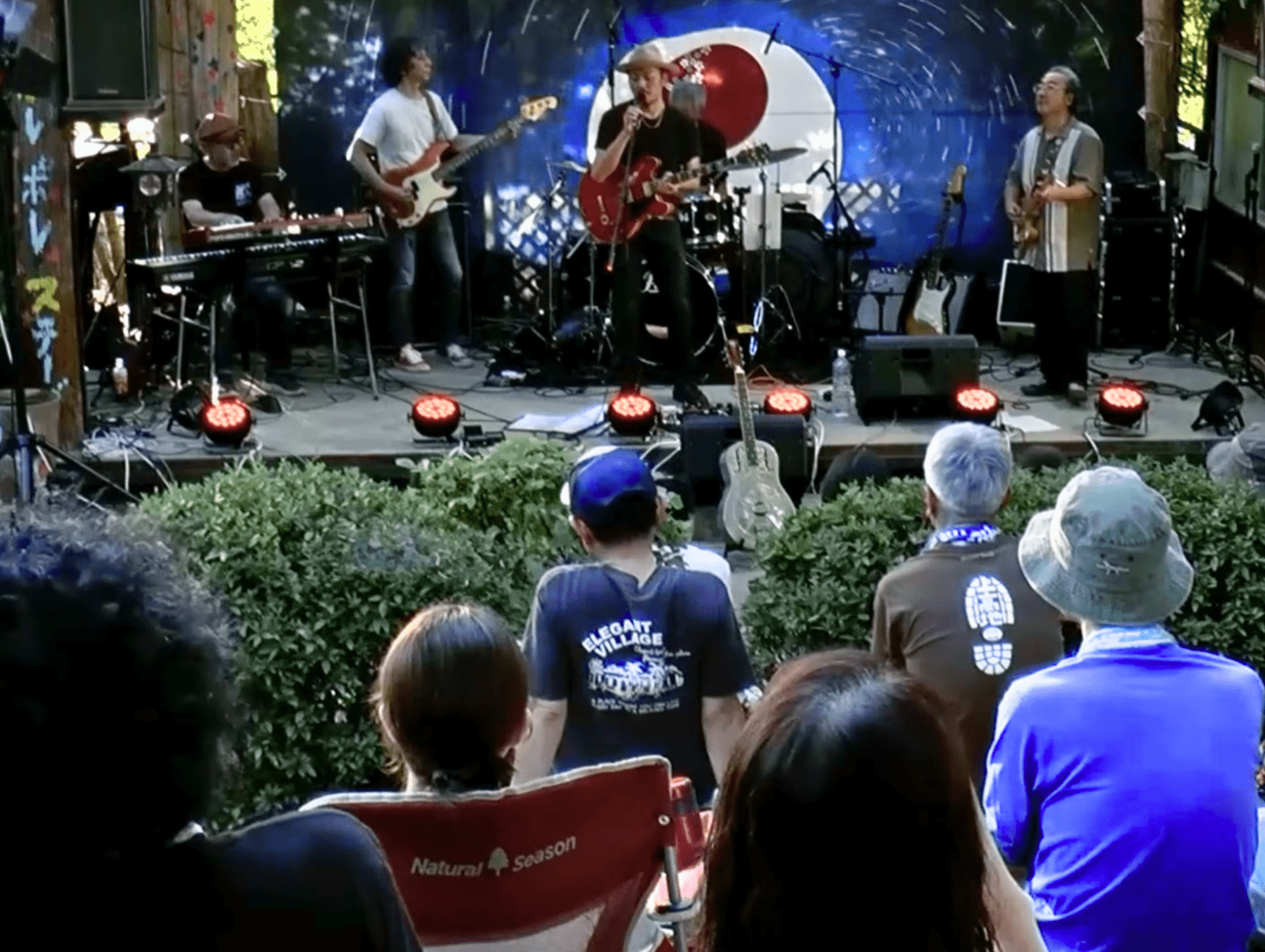 長野県高遠の自然に囲まれた屋外会場で開催される高遠ジャズ＆ブルース・フェスティバルのライブ風景