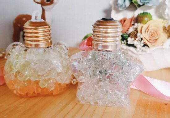 ジェル素材を使ってLEDライトキャンドルを制作しているワークショップの様子