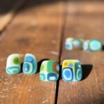 ガラスフュージング技法で制作されたDoppoのガラス作品が並ぶ展示風景