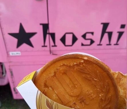 Hoshiのキッチンカーで提供される焼肉とロングポテトの様子