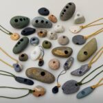 石で作られた花器や石笛、ミニつくばいが並ぶKobo Kiraraの展示