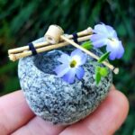 石で作られた花器や石笛、ミニつくばいが並ぶKobo Kiraraの展示