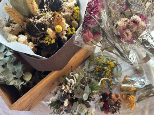 ドライフラワー作品と天然アロマスプレーが並ぶゆうかりの木のブース風景