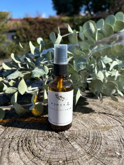 ドライフラワー作品と天然アロマスプレーが並ぶゆうかりの木のブース風景