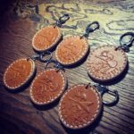 レザーとアクリル、木工素材を使ったkuroneko leatherworksのハンドメイド作品