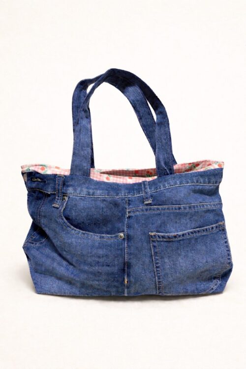 デニムリメイクの布小物を並べた Linora のハンドメイド作品