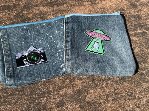 デニムリメイクの布小物を並べた Linora のハンドメイド作品