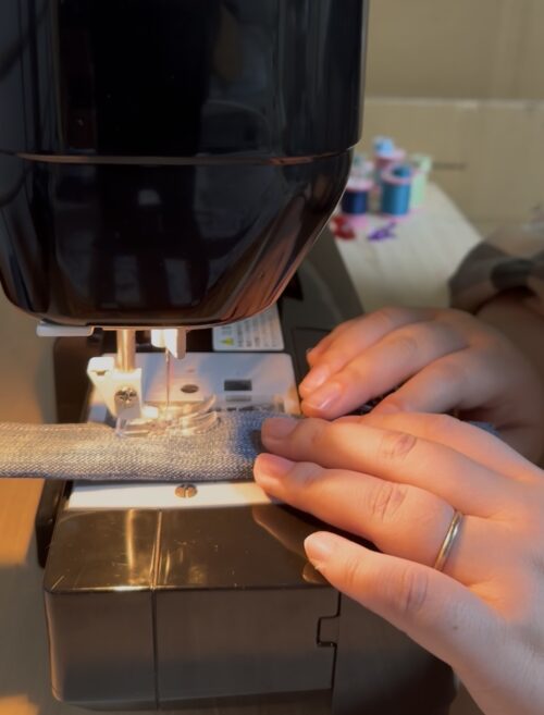 デニムリメイクの布小物を並べた Linora のハンドメイド作品