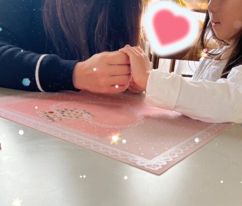 ネイルチップとキューティクルケアを体験する手元の様子