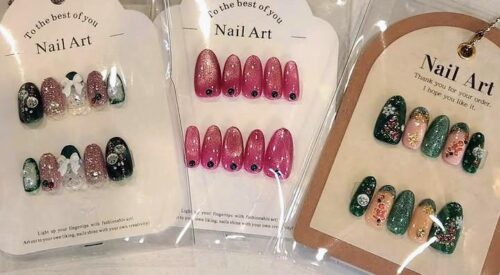 ネイルチップとキューティクルケアを体験する手元の様子