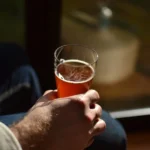 屋外で提供されるクラフトビールと自然の風景