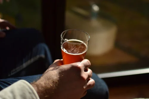 屋外で提供されるクラフトビールと自然の風景
