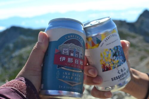 屋外で提供されるクラフトビールと自然の風景