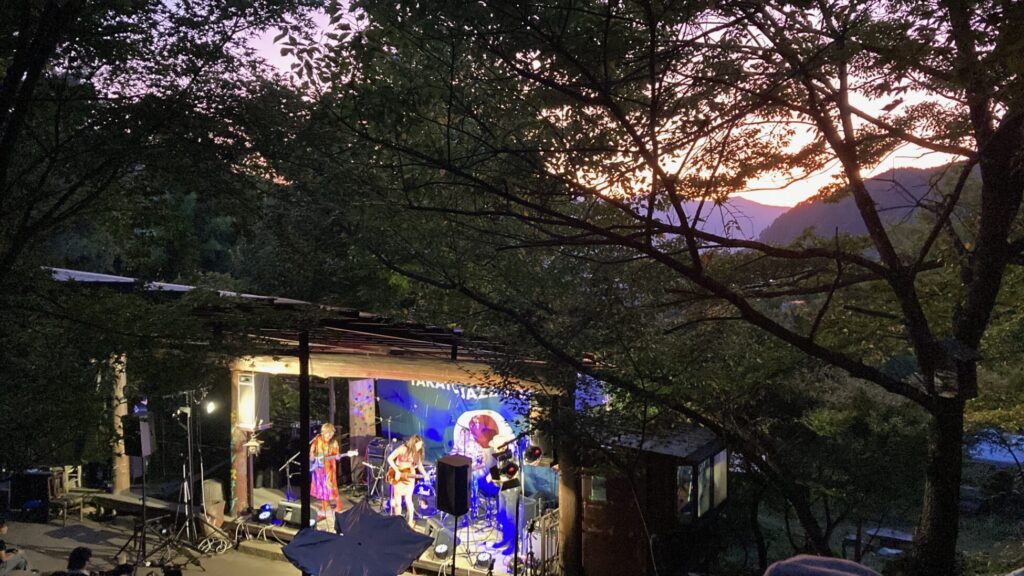 高遠の自然の中で開催されるTakato Jazz & Blues Festivalの屋外フェス風景