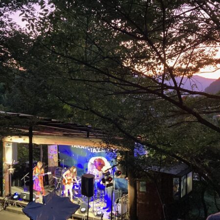 高遠の自然の中で開催されるTakato Jazz & Blues Festivalの屋外フェス風景