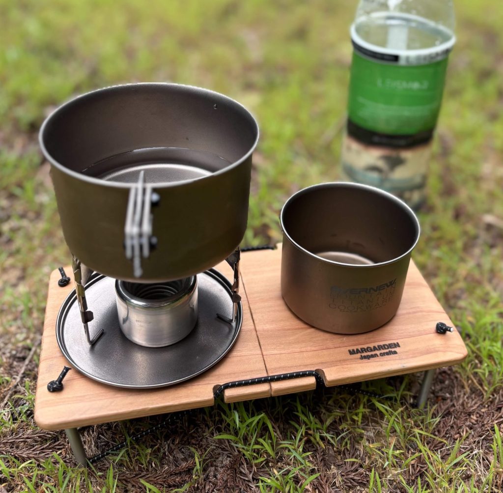Margarden Japan Craftsが制作した軽量な木製ミニテーブル