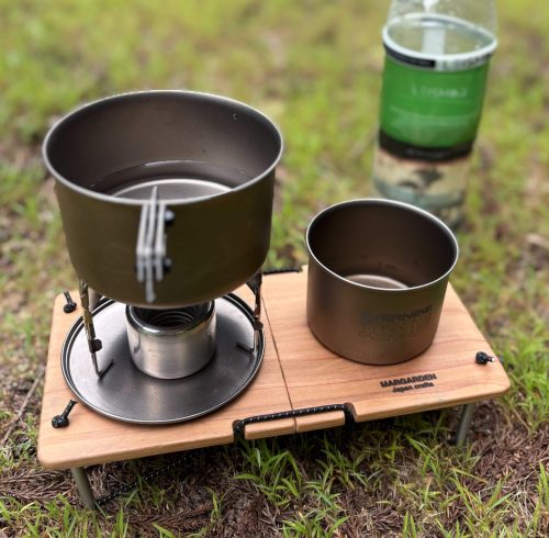 Margarden Japan Craftsが制作した軽量な木製ミニテーブル