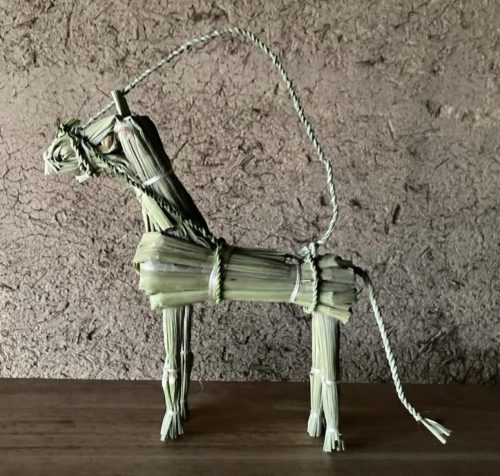 studio杢が真菰を使って制作した作品と、乾燥させた真菰の葉