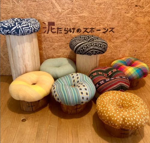 キノコのような丸太のスツールとZUBORNESの木工雑貨