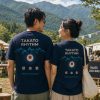 TAKATO RHYTHM Tシャツ 2026 カップル着用イメージ 高遠の山を背景にTAKATO RHYTHM Tシャツを着た男女の後ろ姿