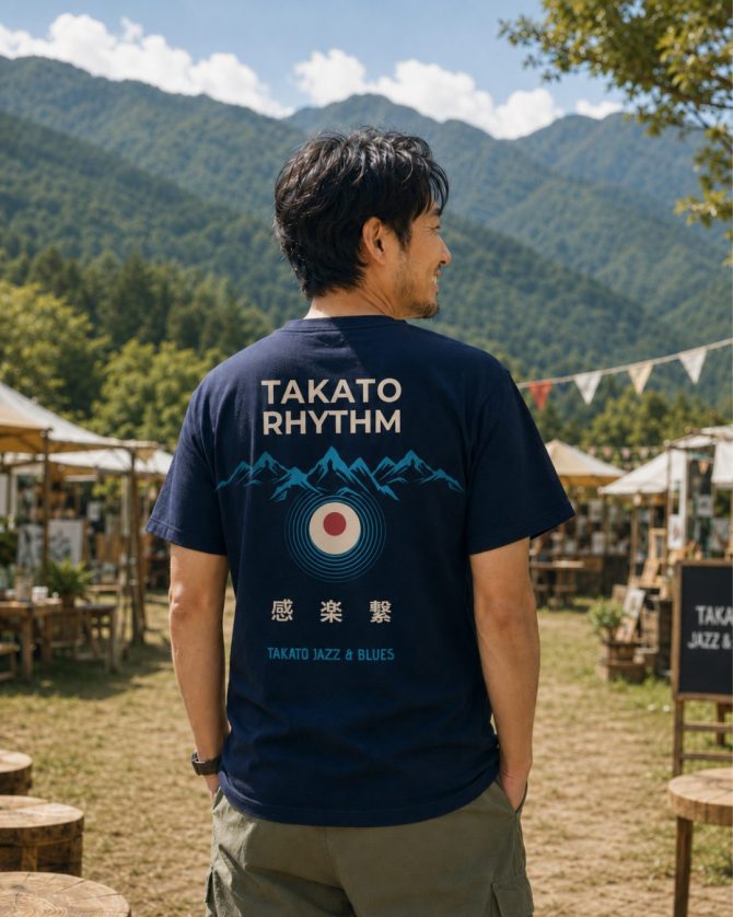 TAKATO RHYTHM Tシャツ 2026 メンズ着用イメージ TAKATO RHYTHM Tシャツを着た男性の後ろ姿と高遠の山並み