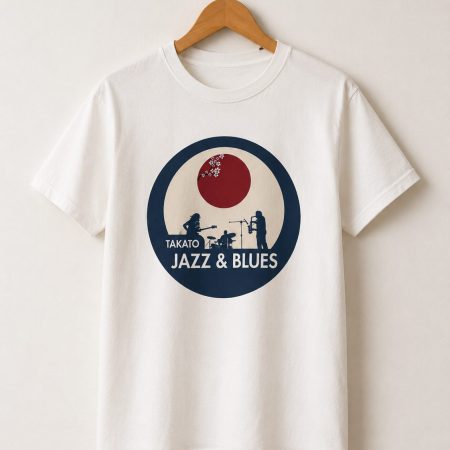 ハンガーに掛けた白のTシャツ（前面・ロゴあり）