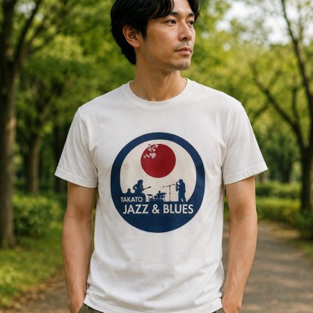 男性がTakato Jazz & Bluesの ロゴ入りTシャツを着用している様子（前面）