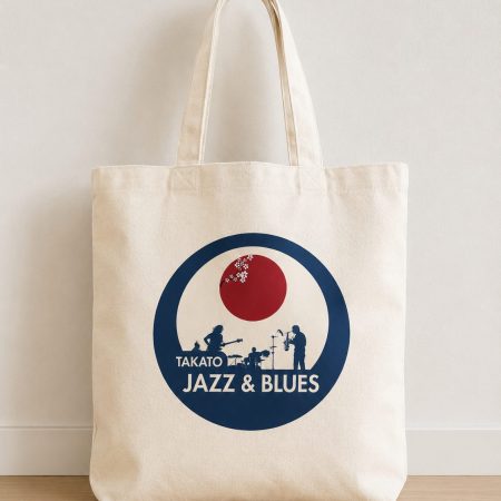 椅子に掛けたTakato Jazz & Bluesのロゴ入りトートバッグ（斜めアングル）