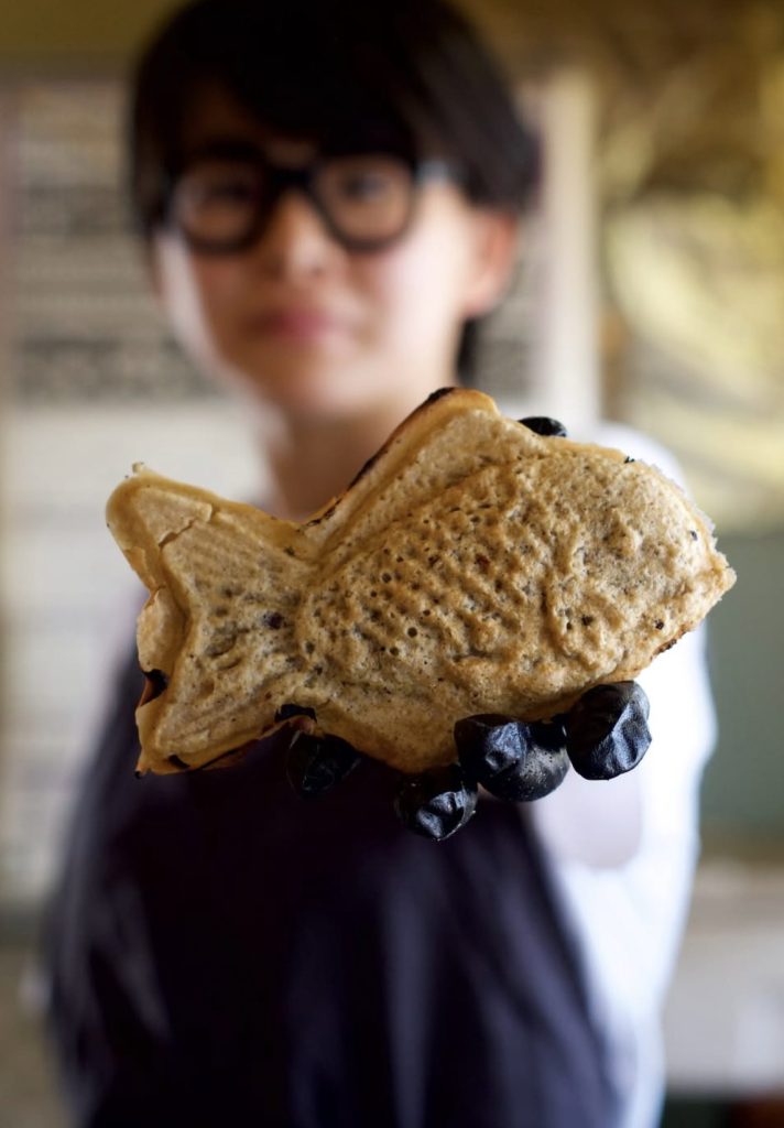 美角屋の天然たい焼きが直火で一匹ずつ焼かれている様子