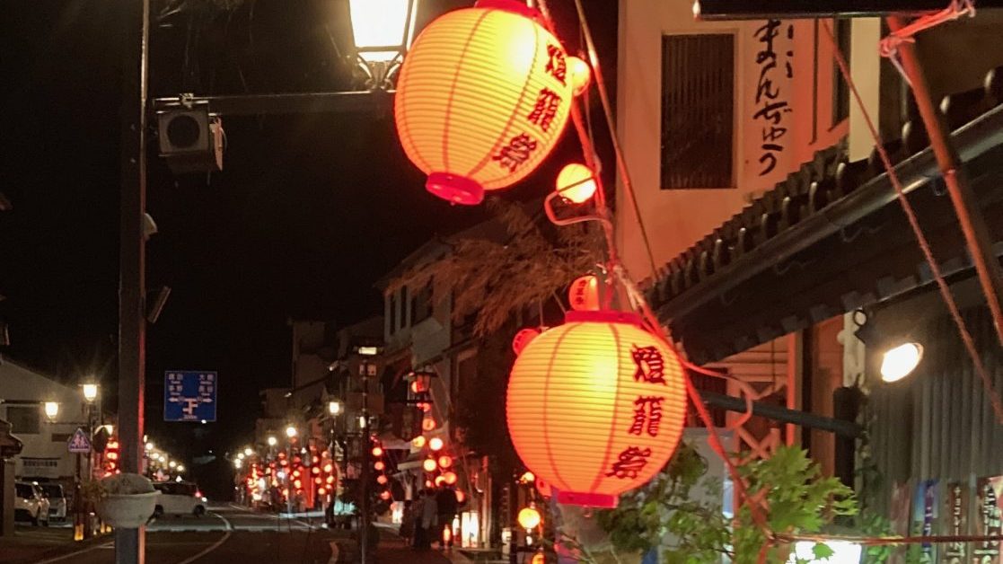 提灯が灯る高遠の町並みと夕暮れの通り